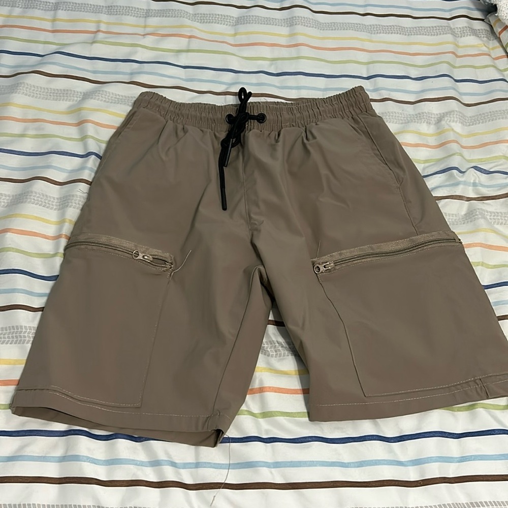 Men’s athletic shorts with zipper front pockets
